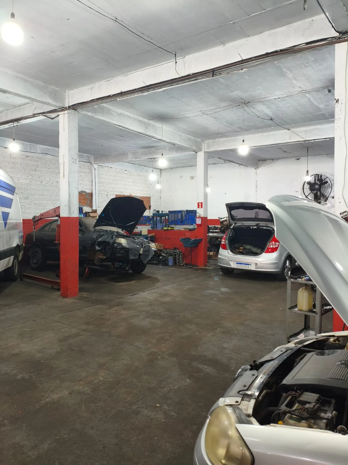 Carros em manutenção nos boxes da Oficina Mecânica Gilberto